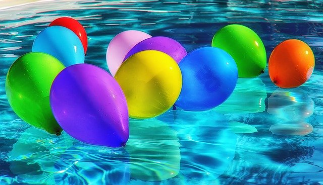 párty balónky v bazénu